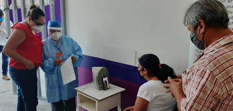 Pacientes con Covid-19 se comunican con sus familiares a través de videollamadas en el Hospital General de Cuernavaca. Foto tomada del Twitter de @MorelosSalud