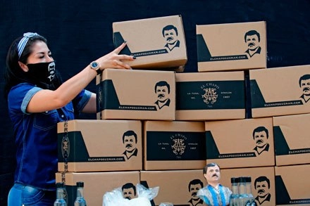 La reciente distribución de despensas en Guadalajara por la marca El Chapo 701 fue el preámbulo a la presentación oficial de la Fundación Alejandrina Guzmán, hija del narcotraficante Joaquín ‘El Chapo’ Guzmán Loera. Foto Afp