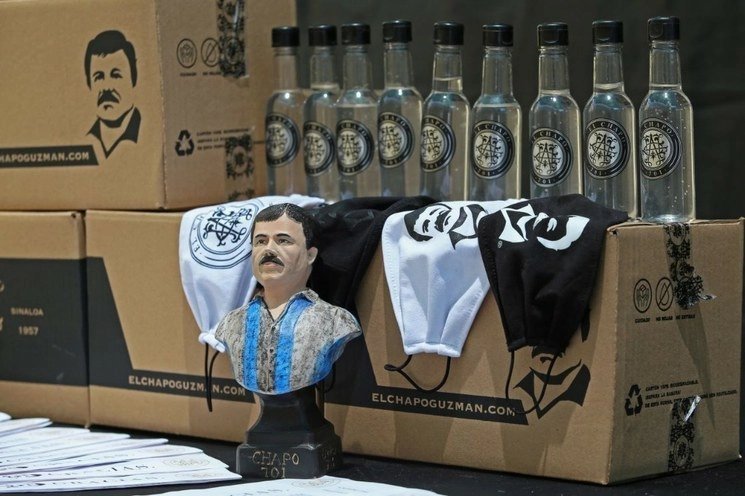 Despensas en cajas estampadas con la imagen de 'El Chapo' Guzmán. Foto Cuartoscuro / Archivo
