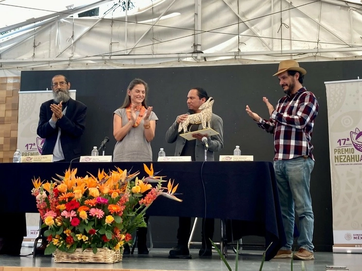 “A todos los compañeros que han participado en este premio dedicado a las lenguas originarias, no se cansen de trabajar su libro. Escribir es así, un trabajo incansable”, expresó Ruiz al recibir un diploma, 150 mil pesos y una estatuilla elaborada por el maestro artesano Alejandro Zeferino. Foto La Jornada.