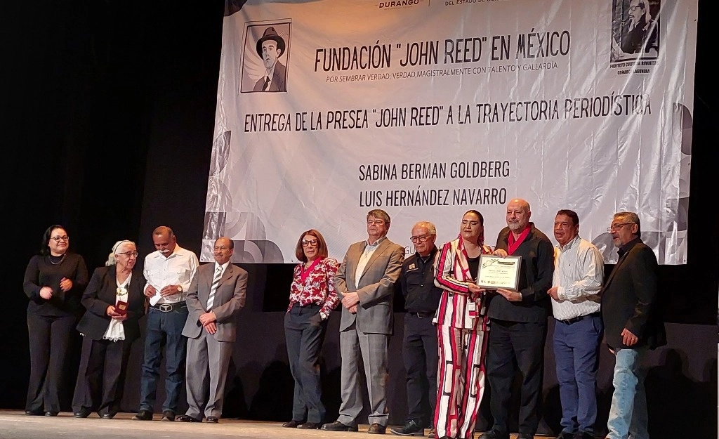 El periodista y escritor Luis Hernández y la periodistas Sabina Berman recibieron la presea John Reed por su trayectoria. Foto La Jornada