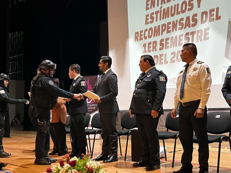 Entrega de estímulos económicos a policías, bomberos y rescatistas de Nezahualcóyotl, Estado de México, el 19 de julio de 2023. Foto René Ramón