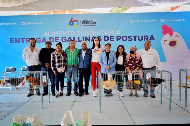 La alcaldía entregó 10 gallinas de postura; una jaula con bebederos y comederos, y un kit de alimentación para el primer mes, el 5 de junio de 2023. Foto cortesía alcaldía Álvaro Obregón
