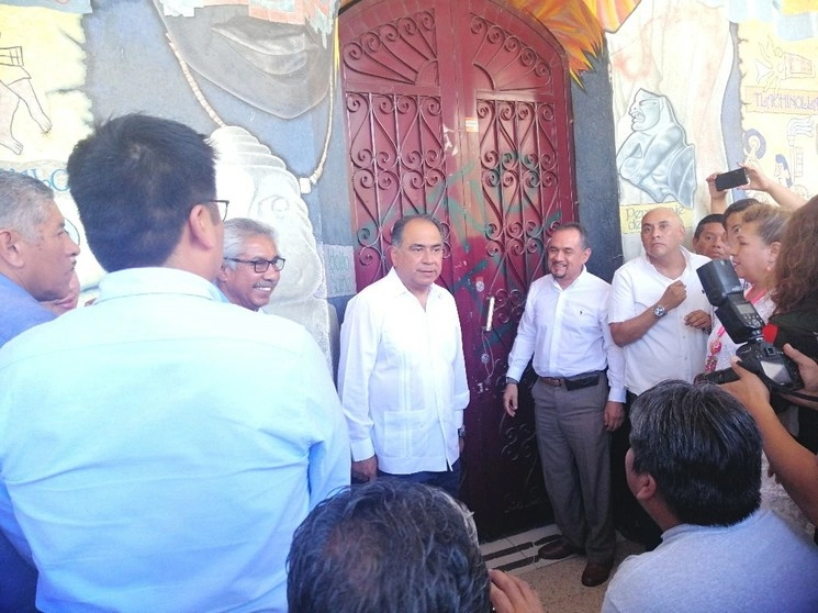 Héctor Astudillo, gobernador de Guerrero, durante la liberación del lugar. Foto Sergio Ocampo
