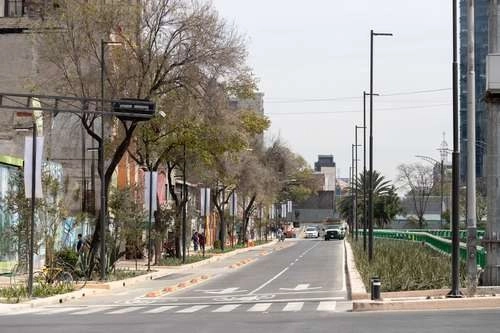 La renovación comprende guarniciones peatonales más amplias, zona exclusiva para circulación de bicicletas y un carril menos para los vehículos. Foto Pablo Ramos