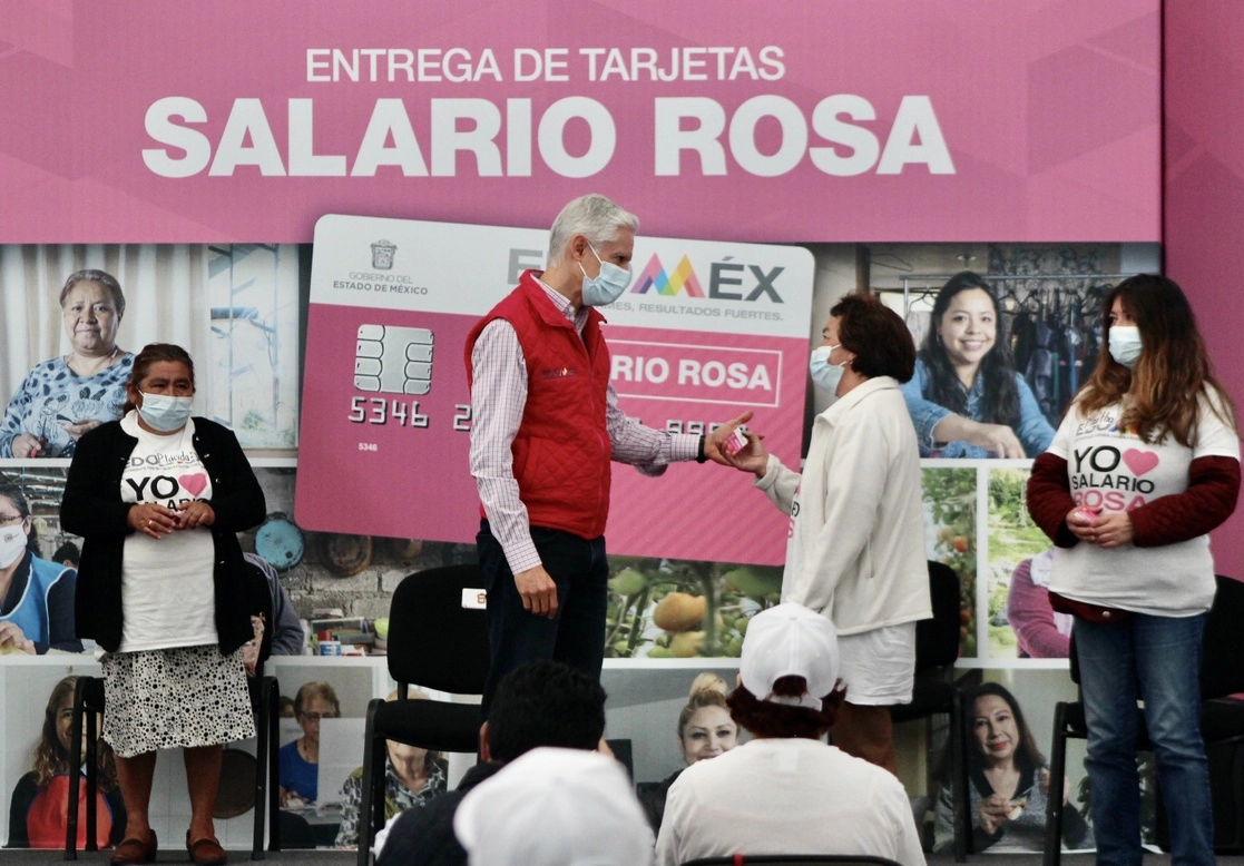 El Salario Rosa representa una ayuda sobre todo en este tiempo de pandemia, afirmó Alfredo del Mazo. Foto Javier Salinas Cesáreo