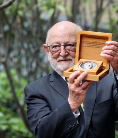 El doctor José Sarukhán recibió la medalla José Vasconcelos por parte del Seminario de Cultura Mexicana. Foto Roberto García