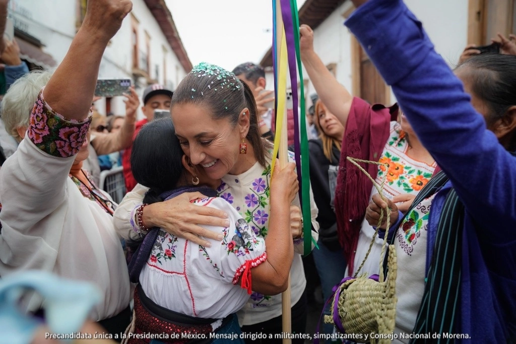La precandidata de Sigamos Haciendo Historia, Claudia Sheinbaum durante su encuentro con habitantes de Pátzcuaro, Michoacán. Foto tomada de la cuenta de X @Claudiashein