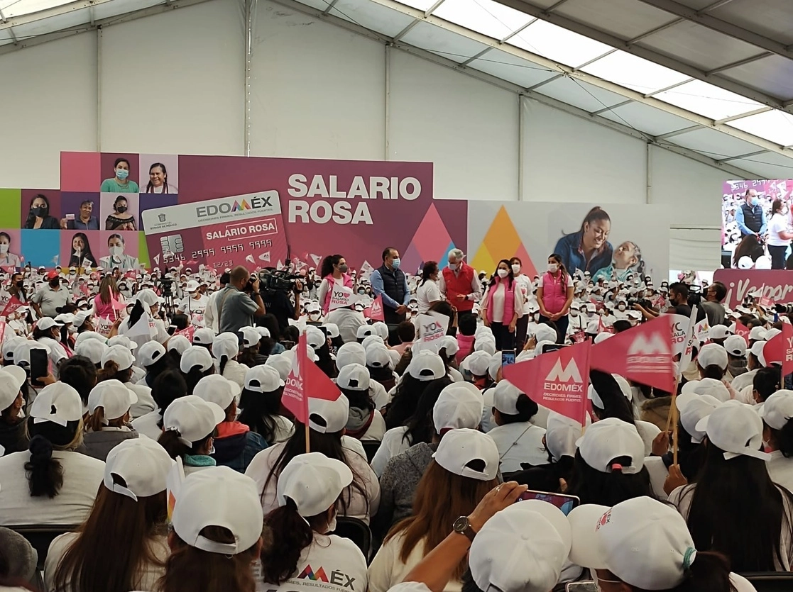 Entrega de tarjetas del Salario Rosa en Edomex en imagen de archivo. Foto La Jornada