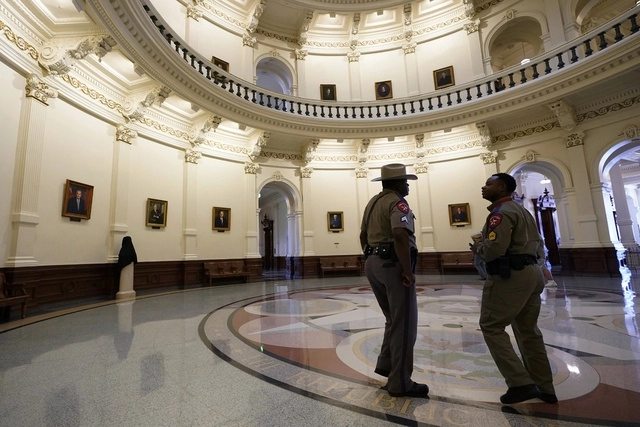 Oficiales de policía en la sede de la Cámara de Representantes de Texas. Foto Ap