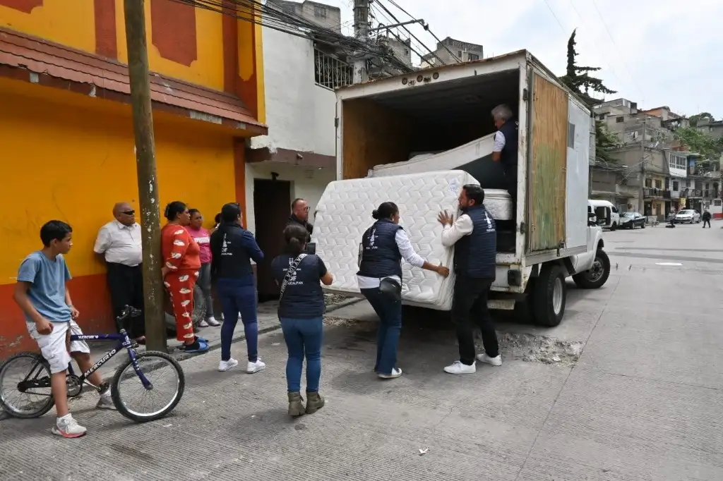 Personal del DIF entregó paquetes de ayuda asistencial a 37 familias afectadas por las lluvias; incluso se les entregó colchones para dormir. Foto 'La Jornada'  