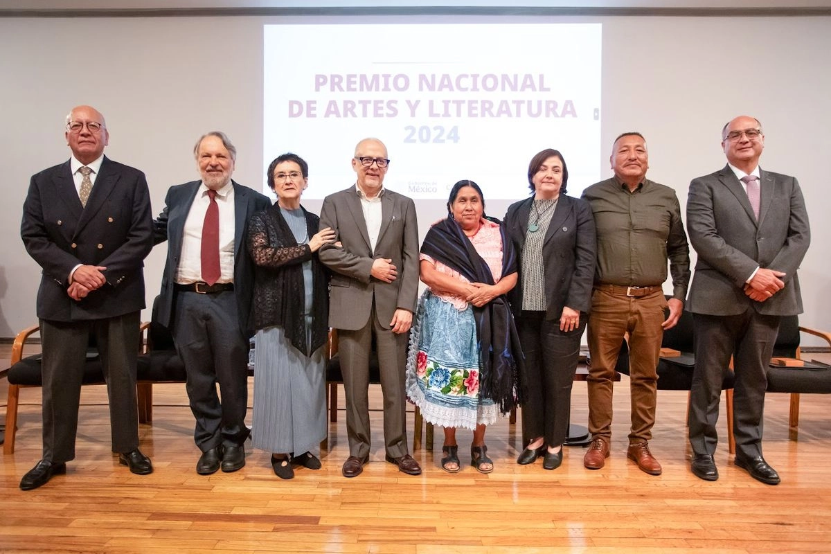 Vicente Quirarte, Gerardo Tamez, María Teresa Rojas, José Luis Paredes Pacho (director del Sistema de Creación), Juana Bravo Lázaro, Alejandra de la Paz Nájera (directora del Inbal), Antolín Vázquez y Leonardo López Luján. Foto 