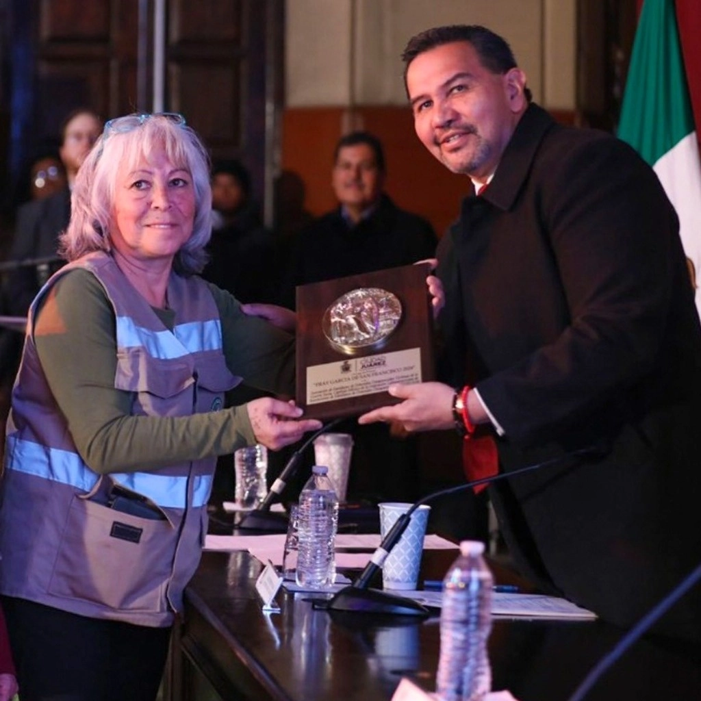En sesión solemne de cabildo, se le otorgó la presea en reconocimiento al arduo trabajo de esta asociación en favor de los derechos humanos y la justicia para las víctimas de la guerra sucia en México. Foto @CruzPerzCuellar

