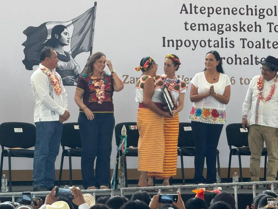 En el evento, celebrado en español y náhuatl, se reconoció el trabajo de la Presidenta a favor de los pueblos indígenas y se destacó la necesidad de proteger e impulsar a estas poblaciones que representan un importante sector de México. Foto 