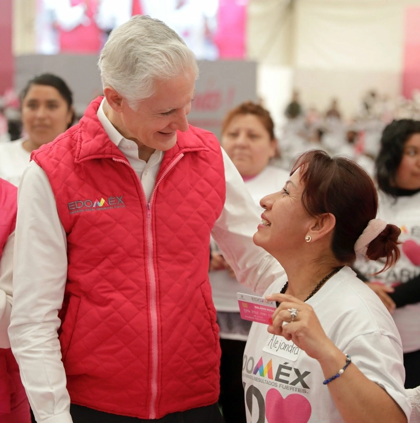 Alfredo del Mazo con una de las beneficiarias. Foto La Jornada