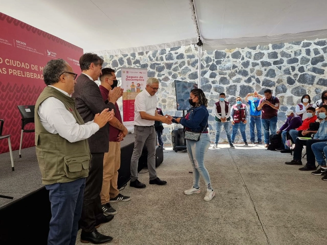 La Secretaría de Trabajo entregó los recursos a las personas que buscan una empleo. Foto Cortesía