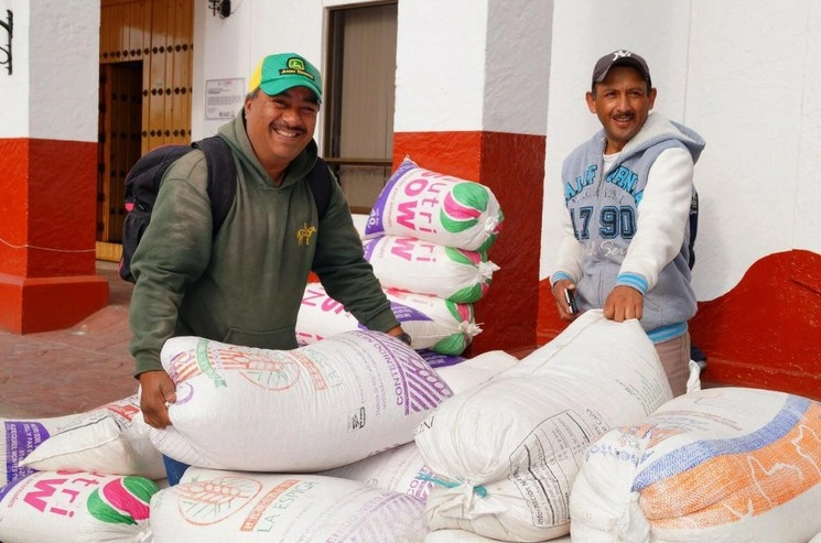 Entrega de maíz, avena y fertilizante en Magdalena Contreras. Foto cortesía de la demarcación