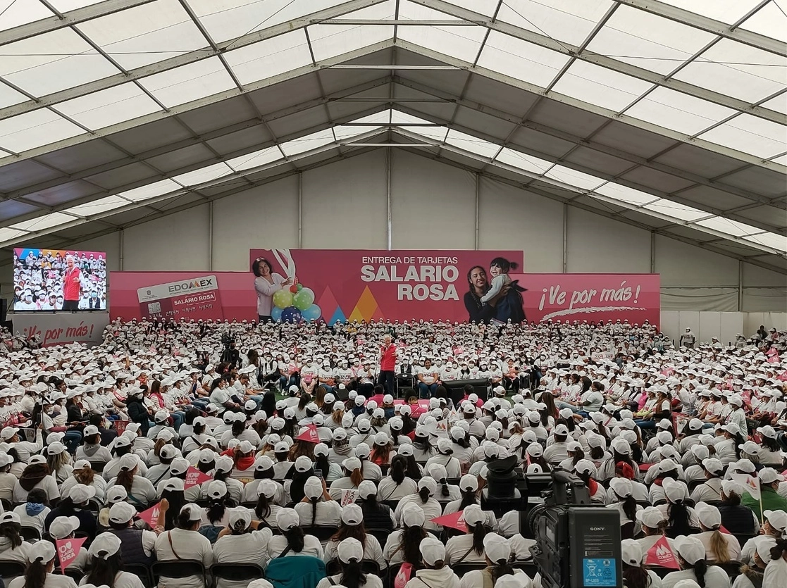 Hasta este día suman más de 600 mil mujeres que reciben de manera constante su Salario Rosa. Foto La Jornada /Archivo