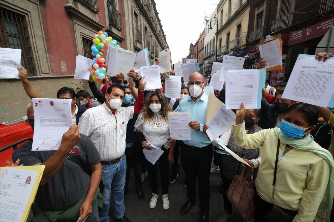 Representantes de 36 organizaciones sindicales, autodenominadas de la Cuarta Transformación, entregaron al exterior de Palacio Nacional un pliego petitorio a trabajadores de Atención Ciudadana, en la Ciudad de México, el 4 de agosto de 2021. Foto Luis Castillo