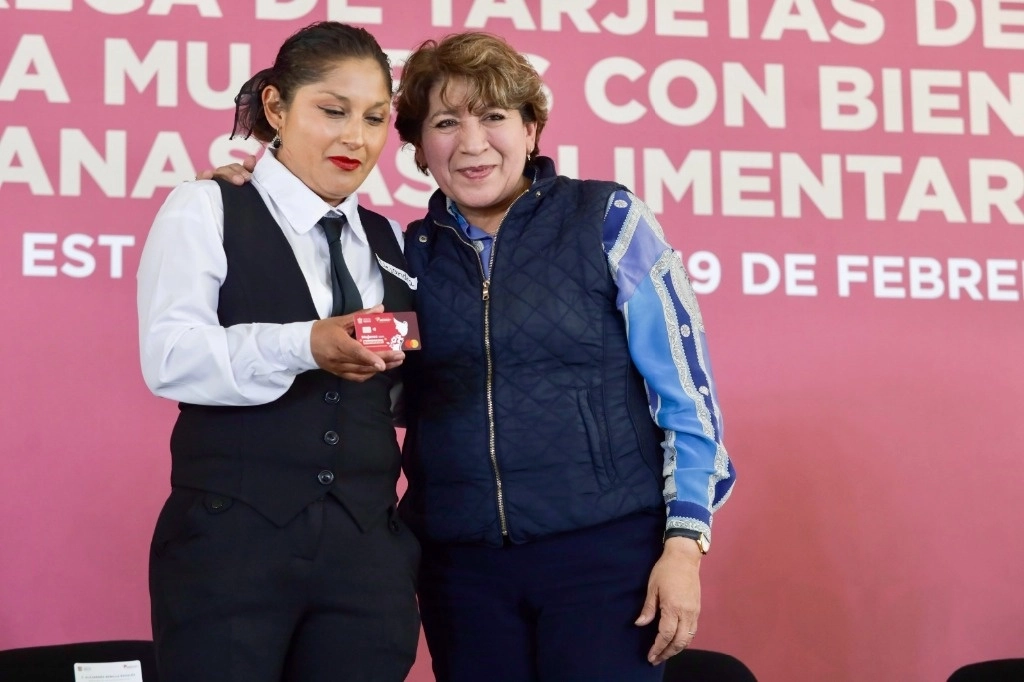 La gobernadora del Estado de México entregó apoyos del programa Mujeres con Bienestar a 9 mil beneficiarias. Foto La Jornada