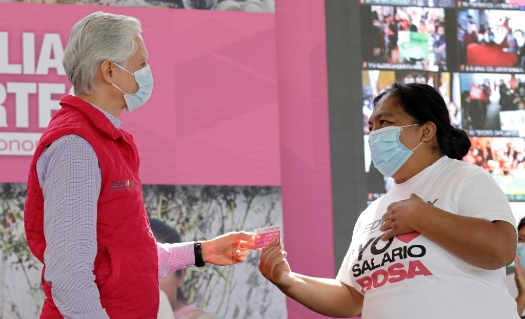 El gobernador mexiquense, Alfredo del Mazo Maza, informó que el Programa Salario Rosa beneficia ya a 320 mil amas de casa. Foto tomada del Twitter de @alfredodelmazo