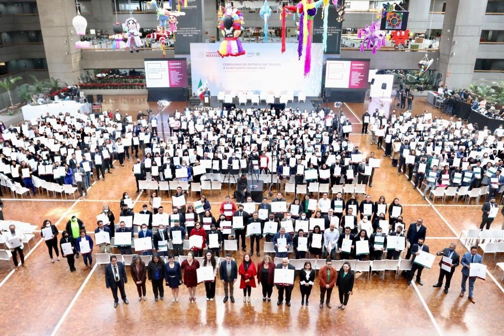 Egresados del UnADM reciben sus títulos universitarios. Foto Tomada del Twitter @Letamaya
