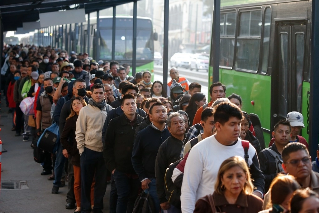 Usuarios del transporte público al salir de la estación del Metro Isabel La Católica, en imagen del 6 de noviembre pasado. Foto María Luisa Severiano