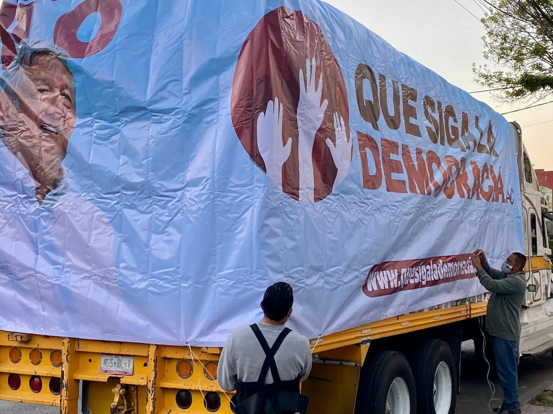 Integrantes de la agrupación civil Que Siga la Democracia han entragado tres millones 700 mil firma de apoyo al proceso de revocación de mandato. Foto tomada del Twitter de @QueSigaMX / Archivo 