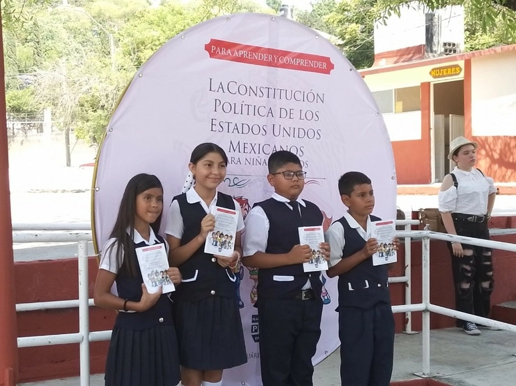 La ceremonia de entrega de libros, se llevó a cabo en la escuela primaria “Valeriano García Jiménez”, ubicada en la calle Níspero, de la colonia Alfonso Martínez Domínguez en Montemorelos. Foto Raúl Robledo