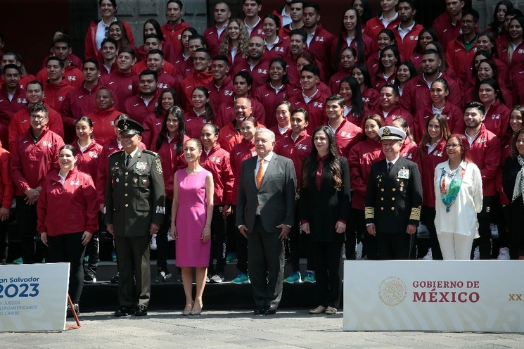 En la ceremonia acompañaron al Presidente el secretario de la Defensa Nacional, Luis Cresencio Sandoval; la jefa de Gobierno de la Ciudad de México, Claudia Sheinbaum; la titular de la Conade, Ana Guevara; el secretario de la Marina, José Rafael Ojeda, y la secretaria de Educación Pública, Leticia Ramírez, entre otros. Foto Luis Castillo