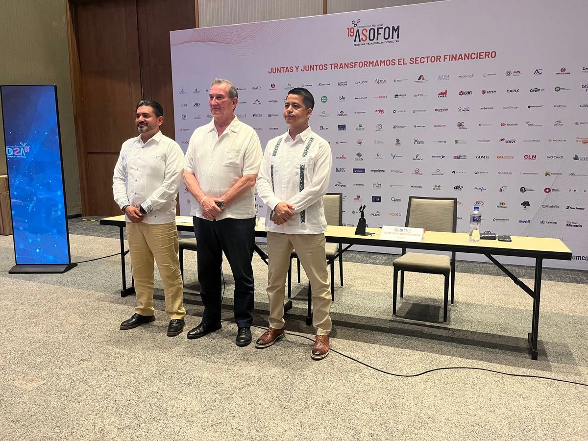 “Aunque no hagamos transferencias, hay empresas finalmente ligadas al crimen organizado. Lo que tenemos que detectar es a esas empresas y tener los procedimientos”, señaló Javier Garza (centro), presidente del organismo. Foto