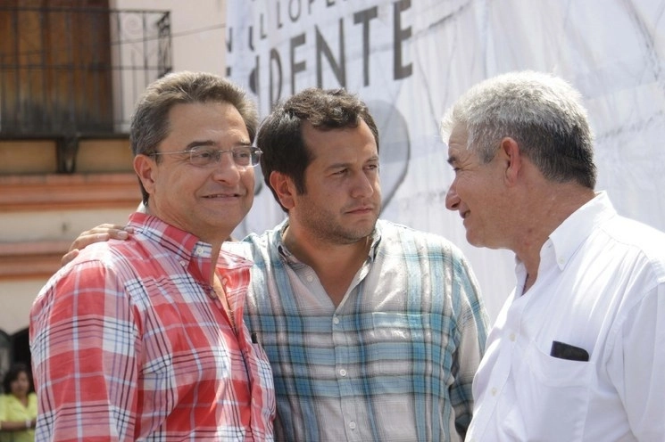 Pío López Obrador, José Ramón López Beltrán y Ramiro López Obrador, hermanos e hijo del presidente durante un evento en Chiapas, en 2012. Foto Cuartoscuro / Archivo
