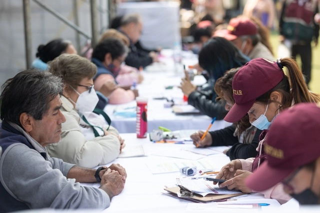 Entrega de tarjetas del Bienestar a los adultos mayores de la Ciudad de México. Foto Pablo Ramos