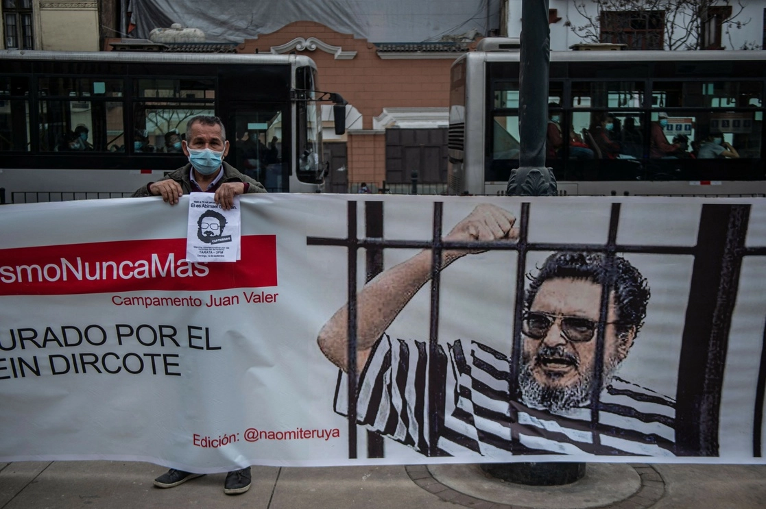 Protesta contra el ex líder terrorista. Foto Afp