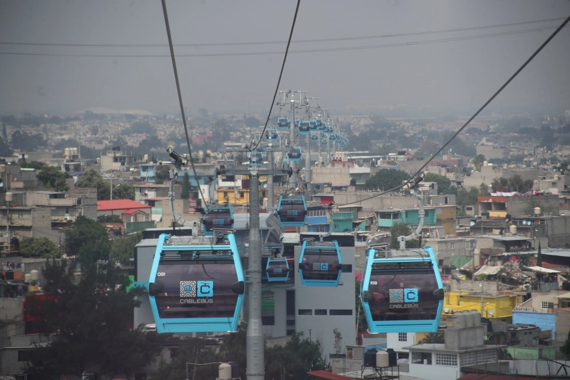 Al cumplir un año de operaciones, las línea 1 y 2 (en esta imagen) del Cablebús, serán objeto de una revisión exhaustiva. Foto Pablo Ramos / Archivo