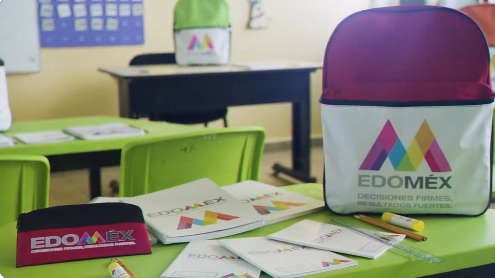 Útiles escolares entregados por el Gobierno del Edomex. Foto tomada de la cuenta de Twitter @alfredodelmazo