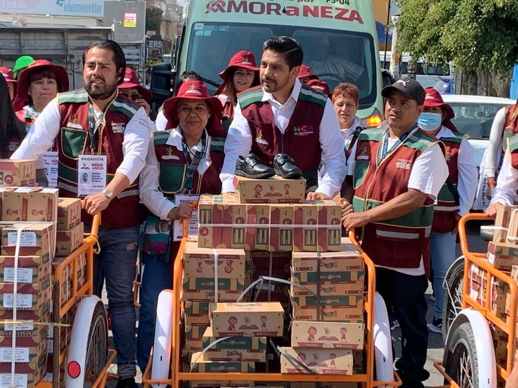 El alcalde Adolfo Rebollo Cerqueda encabezó este martes el inicio de la entrega de pares de zapatos a estudiantes de nivel básico de Nezahualcóyotl. Foto La Jornada