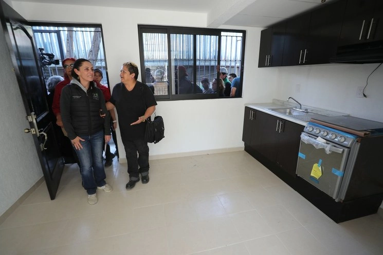 Durante el recorrido de la jefa de Gobierno de la Ciudad de México a los trabajos de reconstrucción en el Multifamiliar Tlalpan. También estuvieron presentes vecinos del lugar y el comisionado para la reconstrucción, César Cravioto. Foto José Antonio López/ La Jornada