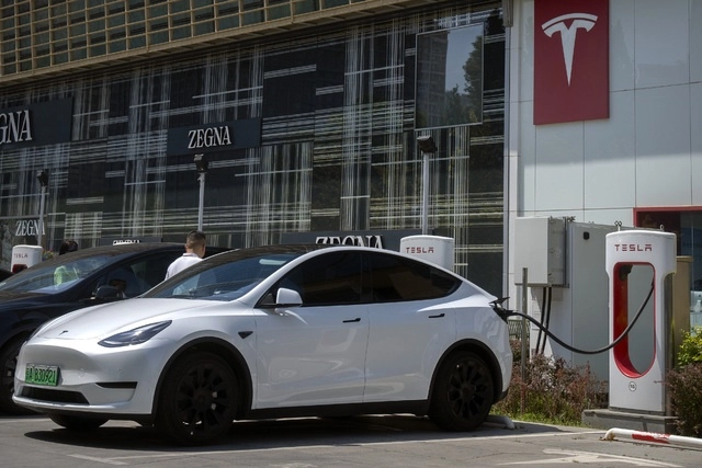 Un vehículo Tesla en un centro de recarga en la ciudad de Beijing, China. Foto Ap