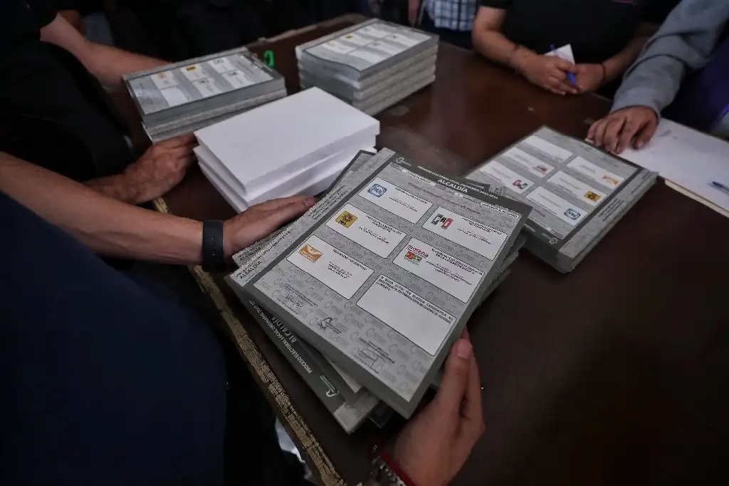 Los paquetes electorales locales de la Ciudad de México para las votaciones del 2 de junio, en los Talleres Gráficos de México, el 16 de mayo de 2024. Foto Marco Peláez