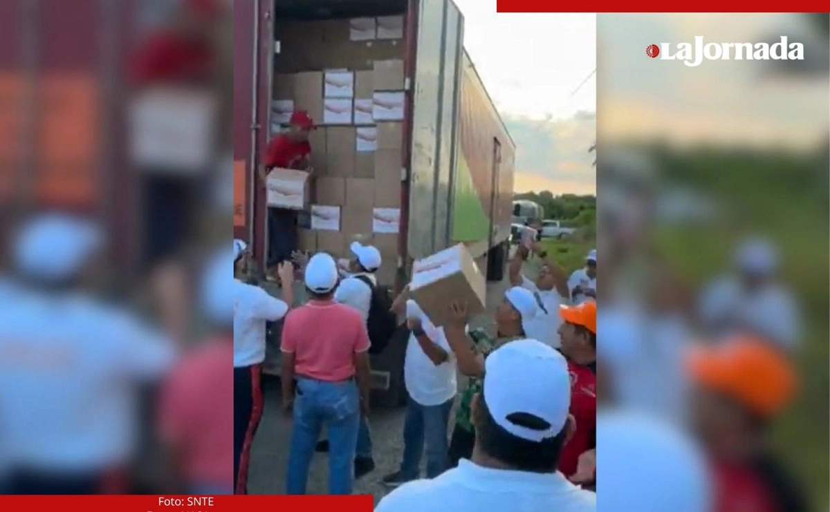 La dirigencia del SNTE entregó 25 mil despensas a damnificados por las lluvias en Veracruz e Hidalgo que reunió en más cien centros de acopio que abrió en el país. Foto 