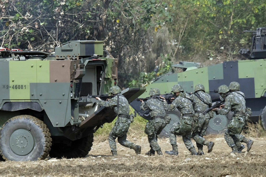 Elementos de las fuerzas especiales de Taiwán caminan detrás de un vehículo blindado durante un ejercicio militar anual en Taichung. Foto Afp / Archivo