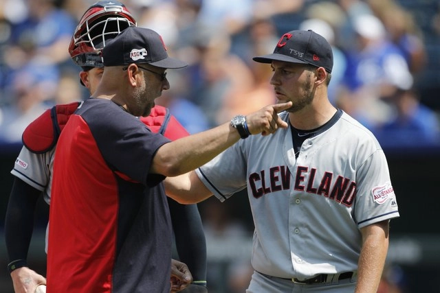 El entrenador de Cleveland, Terry Francona (izquierda) dialoga con el lanzador, Trevor Bauer. Foto Ap/Archivo 
