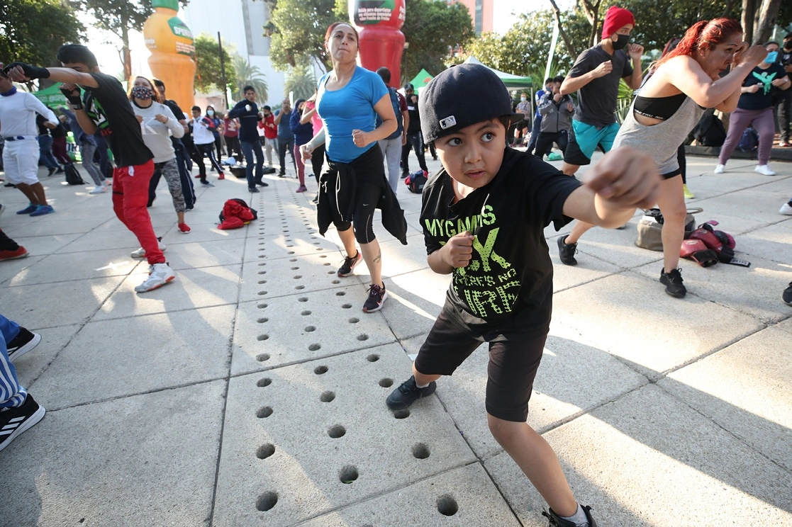 Más de 300 personas de distintas edades acudieron ayer a la práctica de boxeo encabezada por el ex campeón mundial Daniel Zaragoza en el Monumento a la Revolución, con el fin de estar listos para la clase masiva del 18 de junio en el Zócalo. Foto José Antonio López