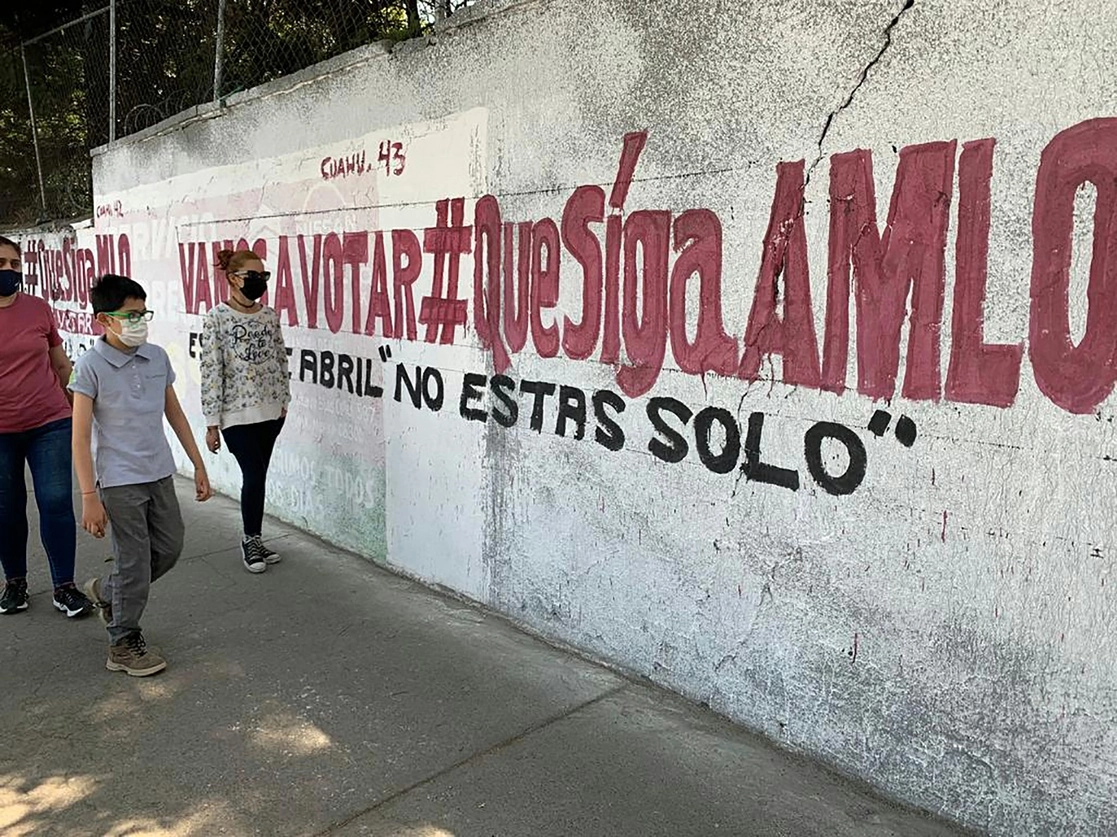 Barda pintada para invitar a la ciudadanía a participar en la consulta de revocación de mandato, el próximo 10 de abril. Foto María Luisa Severiano