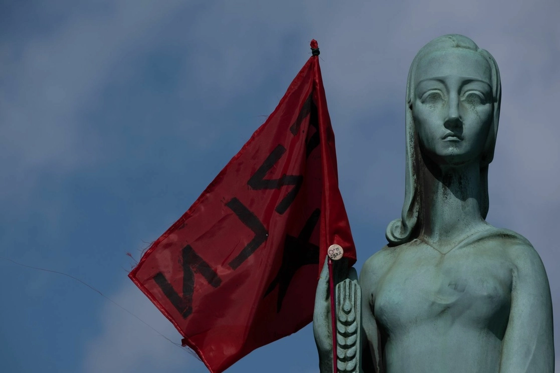 Una bandera con las siglas del EZLN fue colocada junto a una estatua por activistas europeos, en Nantes, Francia. Foto Cuartoscuro / archivo