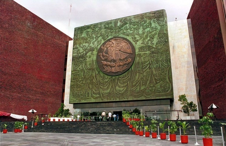 En su primera iniciativa, López Obrador propuso que, además de por traición a la patria, el Presidente pueda ser juzgado por corrupción, delitos electorales y los contenidos en el catálogo de los que ameritan prisión preventiva oficiosa. Foto del Palacio Legislativo de San Lázaro. Cuartoscuro / archivo