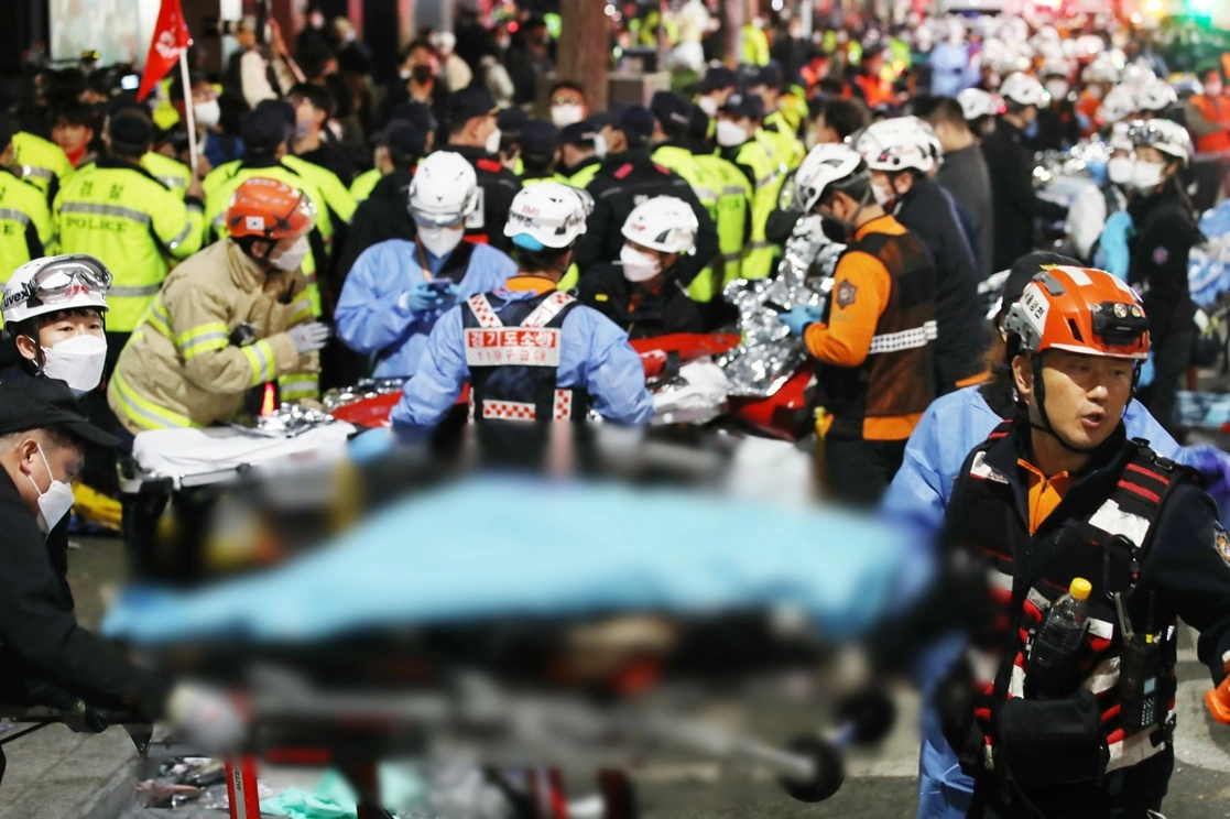 Rescatistas trabajan en la zona del accidente. Foto Xinhua