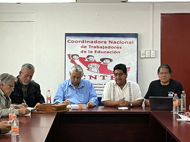 El documento, entregado el 1 de mayo en Palacio Nacional, incluye la exigencia de estabilidad laboral para todos los profesores, abrogación de la reforma a la Ley del Issste, promulgada en 2007, incremento salarial del cien por ciento, entre otras. Foto Alfredo Domínguez / Archivo