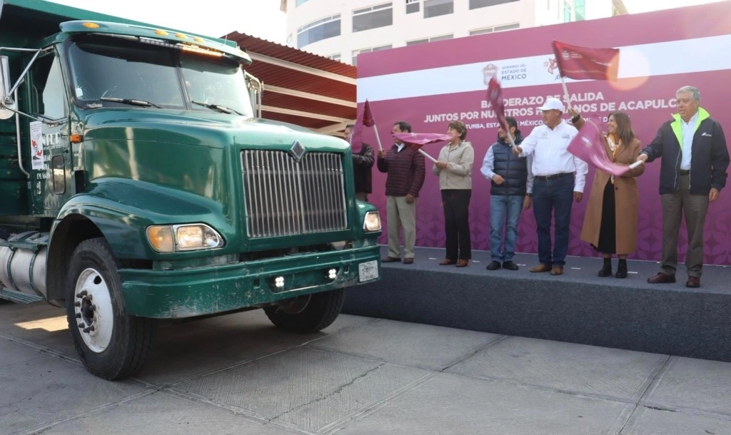 Delfina Gómez Álvarez dio el banderazo de salida a 60 camiones de volteo, que apoyarán en las labores de limpieza del puerto de Acapulco, Guerrero, el 13 de noviembre de 2023. Foto 'La Jornada'